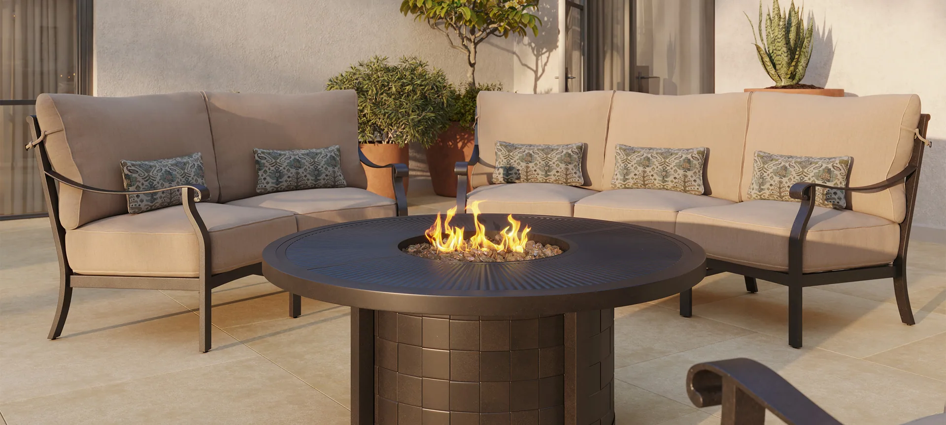 Sala Madrid alrededor de una mesa con fuego, en una terraza al atardecer